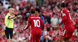 VAR dậy sóng ngay trận mở màn Ngoại hạng Anh 2025/26