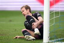 Kane dính chấn thương nặng khi sút vào cột dọc