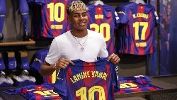 Lamine Yamal nhận áo số 10 huyền thoại tại Barcelona