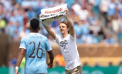 Trận đấu Club World Cup bị gián đoạn vì pha ‘chen ngang’ bất ngờ nhằm bảo vệ… chó mèo