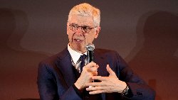 Arsene Wenger bảo vệ Club World Cup mở rộng