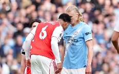 Lý do giúp Gabriel thoát thẻ đỏ sau pha húc đầu vào Haaland