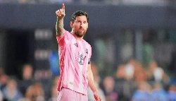 Messi vượt qua Ronaldo với kỷ lục ghi bàn mới