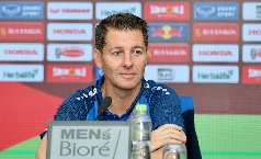 HLV Iraq đánh giá tuyển Việt Nam ngang cơ