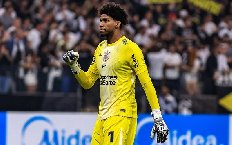 ĐT Brazil gọi bổ sung thủ môn cao xấp xỉ 2 mét thay Alisson