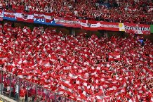 Ăn mừng quá sung, CĐV Áo nhập viện khẩn cấp