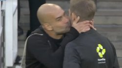 HLV Pep Guardiola gây bão với nụ hôn cho trọng tài ngay trên đường pitch