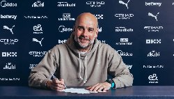 Guardiola chính thức gắn bó với Man City thêm 2 năm