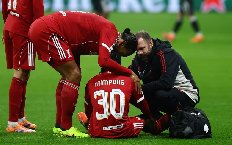 Hai trụ cột chấn thương, Liverpool trả giá đắt cho màn vùi dập Frankfurt