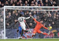 Estevao tạo cột mốc lịch sử ở tuổi 18