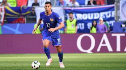 William Saliba bị xe bus ĐT Pháp 'bỏ rơi'