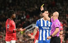 Vì sao trọng tài không rút thẻ đỏ với hậu vệ MU?