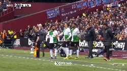 Salah cãi thẳng mặt Klopp ngay trên sân