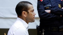 Dani Alves ăn mừng tới sáng ngay sau khi được trả tự do