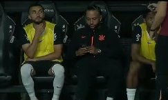 Depay đối mặt án treo giò 6 trận vì dùng điện thoại trên ghế dự bị