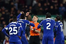 Cầu thủ Chelsea quây trọng tài như giang hồ