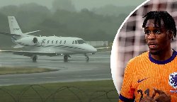 Frimpong đáp chuyến bay tới Anh, hợp đồng với Liverpool sắp hoàn tất