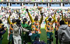 Senegal thách thức CAF bằng màn diễu hành ăn mừng gây sốc