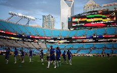 Trận Chelsea gặp Benfica bị gián đoạn gần 2 tiếng vì thời tiết