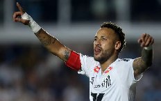 Neymar bất chấp chấn thương để ra sân và... ghi bàn